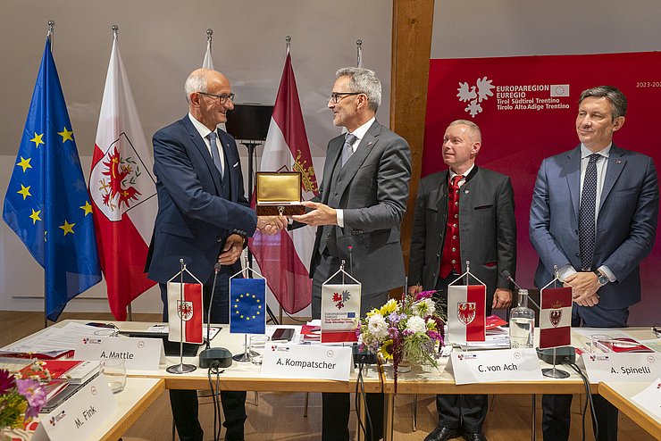 Schachtel mit Schlüssel wird übergeben