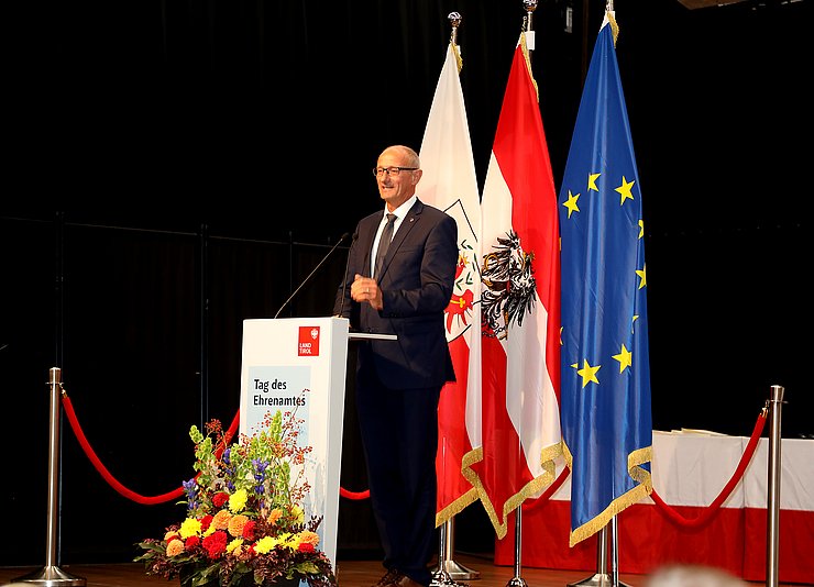 © Land Tirol/Frischauf-Bild LH Mattle hält eine Rede vor den BesucherInnen