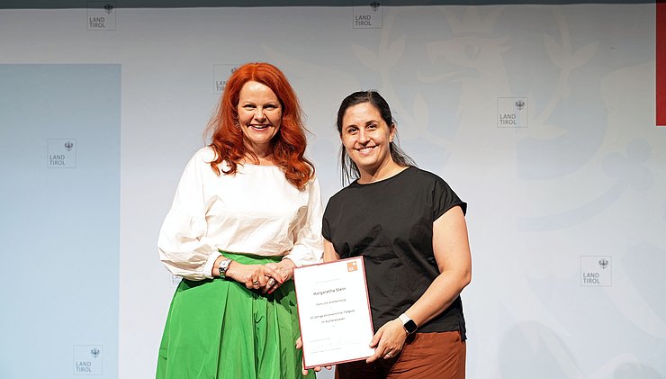 Foto mit Landesrätin Cornelia Hagele und Geehrten aus dem Bezirk Innsbruck.