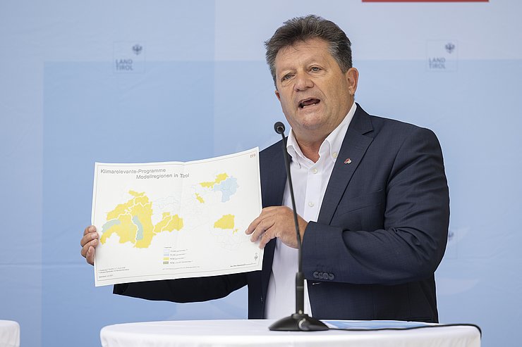 © Land Tirol/Die Fotografen Gemeindeverbandspräsident Schöpf am Rednerpult mit Karte in den Händen