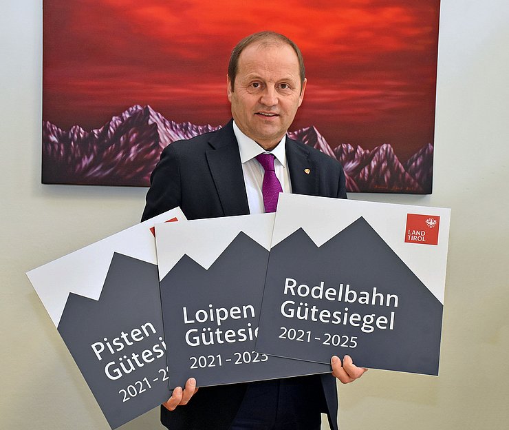 © Land Tirol LHStv Josef Geisler präsentiert die Logos der Gütesiegel