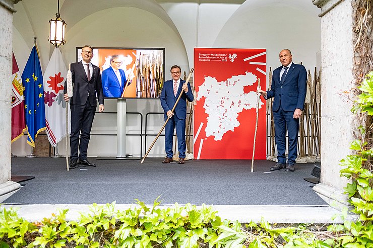 Wanderstöcke als Symbol für das Euregio-Museumsjahr. Im Bild mit Arno Kompatscher, Günther Platter und Mario Tonina.