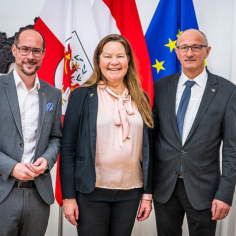 Die drei Personen nebeneinander stehend im Büro des Landeshauptmannes