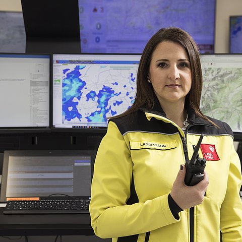 Portrait LRin Mair mit gelber Einsatzjacke