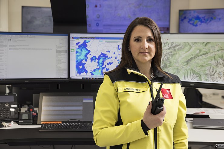 LRin Mair in gelber Einsatzjacke