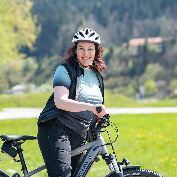 © Land Tirol/Berger Mobilitätslandesrätin Ingrid Felipe mit Fahrrad
