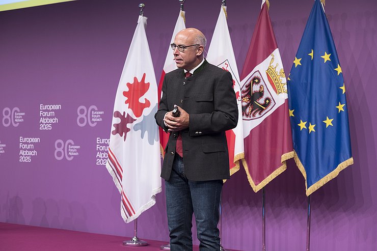 Felbermayr auf Bühne sprechend