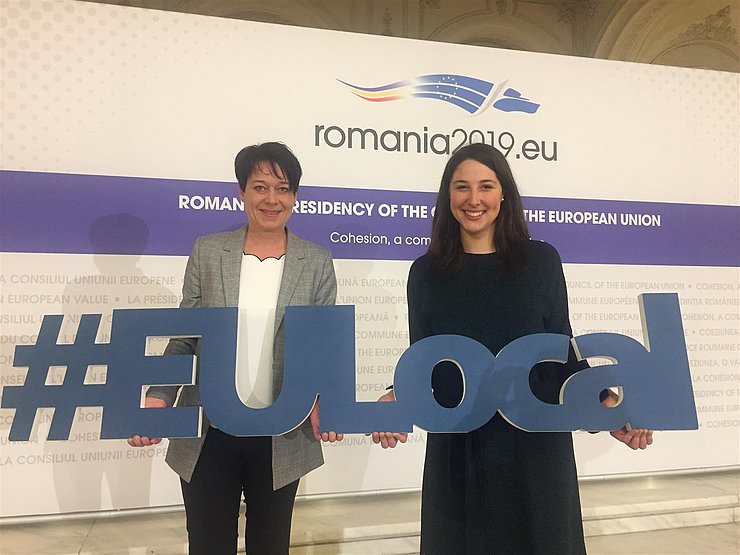 © Tiroler Landtag/Landtagsdirektion LTPin Sonja Ledl-Rossmann mit der europäischen Jungmandatarin LA Sophia Kircher