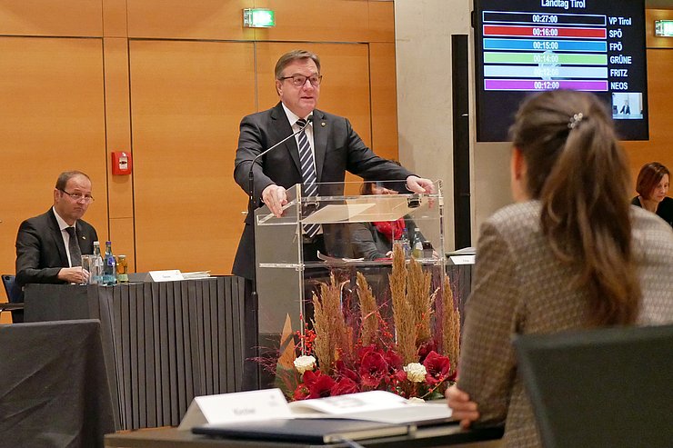 In seiner Rede betonte LH Günther Platter, dass die Landesgeschichte geprägt ist von schmerzhaften, aber auch hoffnungsvollen Momenten, wie etwa dem Sieg über den NS-Terror.