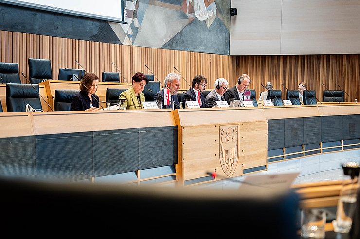 © Tiroler Landtag/Christanell Vorsitz führte Südtirols Landtagspräsident Arnold Schuler (3.v.li.) zusammen mit seinen AmtskollegInnen aus Tirol (Sonja Ledl-Rossmann, 2.v.li.) und Trentino (Claudio Soini, 5.v.li.).