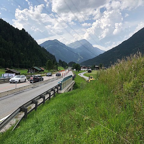 Zwischen Lähn und Wengle im Gemeindegebiet von Bichlbach errichtet das Land Tirol an der B 179 Fernpassstraße zum Schutz der AnrainerInnen eine 250 Meter lange Lärmschutzwand. 