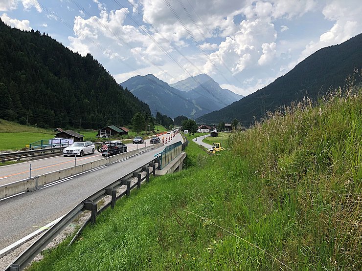 © Land Tirol/BBA Reutte Zwischen Lähn und Wengle im Gemeindegebiet von Bichlbach errichtet das Land Tirol an der B 179 Fernpassstraße zum Schutz der AnrainerInnen eine 250 Meter lange Lärmschutzwand.