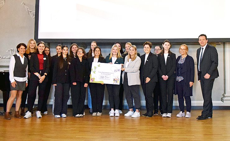 Gruppenfoto einer Berufsschulklasse mit Lehrpersonen und Landesrat Zumtobel.