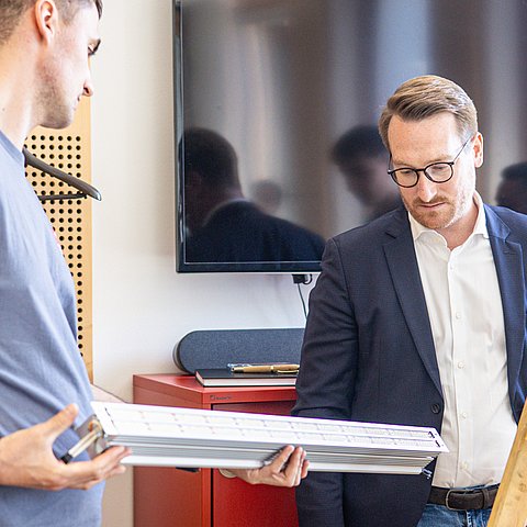 LhStv Wohlgemuth und Mitarbeiter mit LED Lampe in der Hand