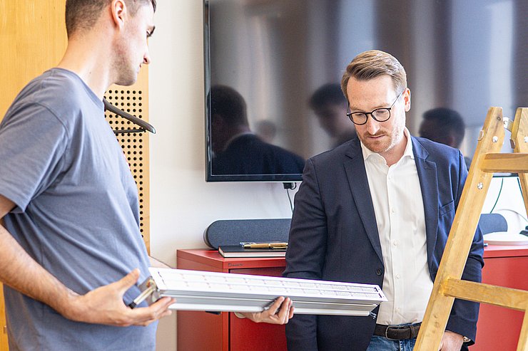 LhStv Wohlgemuth und Mitarbeiter mit LED Lampe in der Hand