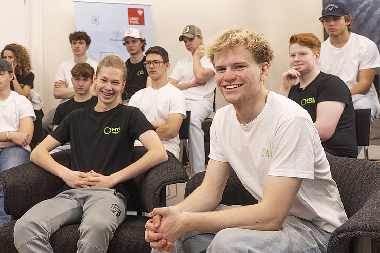 © Land Tirol/Die Fotografen Zwei Schüler lachen in die Kamera.