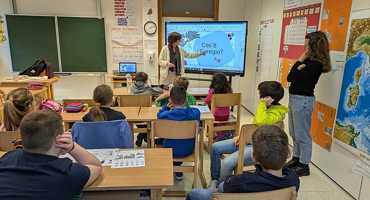 © Euregio Am 13. Februar stellte sich die Euregio in der Grundschule von Ragoli im Trentino vor.