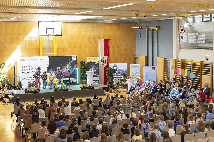 © Land Tirol/Die Fotografen Auch beim Vorlesetag 2026 wartet auf die Siegesschule des Geschichtenwettbewerbs ein großes Event (im Bild: das Schulfest 2025 an der VS Aldrans).