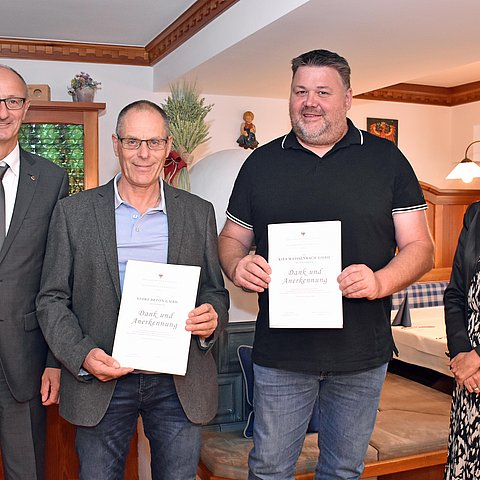 Wirtschaftslandesrat Anton Mattle (li.) mit BH Katharina Rumpf (re.) und den Vertretern der geehrten Tiroler Traditionsunternehmen. 