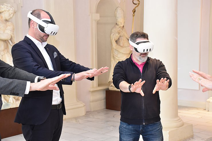 © Land Tirol/Pichler zwei Menschen mit VR-Brille greifen um sich