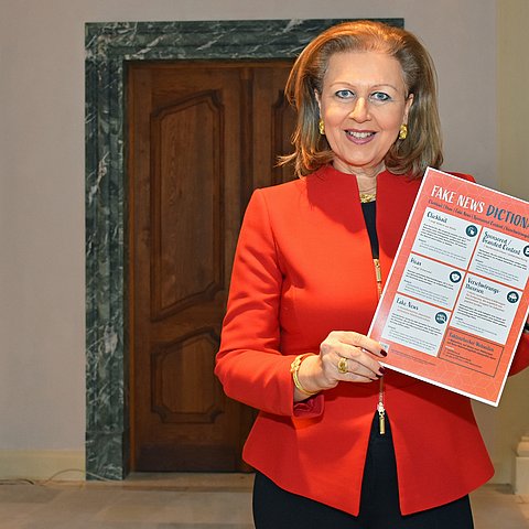 Jugendlandesrätin Patrizia Zoller-Frischauf erläutert: „Manipulierte Nachrichten und Falschmeldungen – sogenannte ‚Fake News‘ – lauern heute überall, vor allem im Netz oder auf den Nachrichtendiensten am Handy. Fakten und Unwahrheiten auseinanderzuhalten wird immer schwieriger, insbesondere für unsere Jugend. Das InfoEck der Generationen bietet zu diesem Thema deshalb ein umfangreiches Informationsangebot, etwa mit Informationsmaterialien des Bundesnetzwerkes Österreichischer Jugendinfos, die auf junge Menschen zugeschnitten sind.“