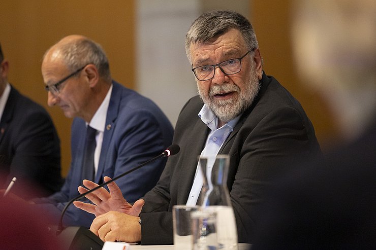 Gottfried Tappeiner beim Sprechen, daneben LH Anton Mattle