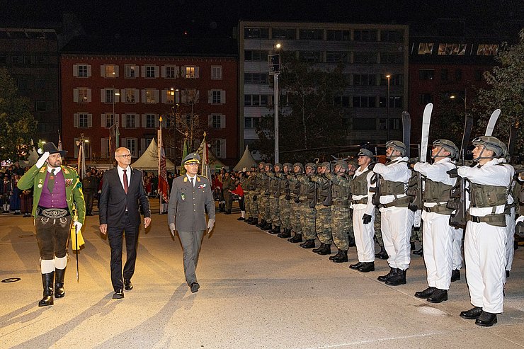 © Land Tirol/Die Fotografen V. li. beim Abschreiten Landesschützenkommandant Thomas Saurer, LH Anton Mattle und Tirols Militärkommandant Ingo Gstrein.