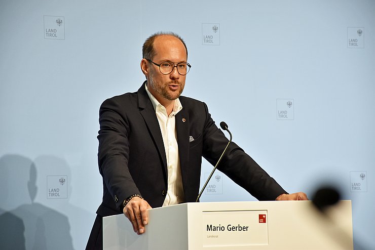 © Land Tirol/Brandhuber Landesrat Gerber am Rednerpult