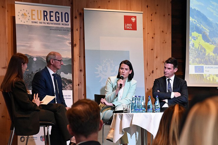 © Land Tirol/Pölzl Mattle, Thaler und Beißwenger auf Bühne sitzend, Thaler mit Mikrofon sprechend