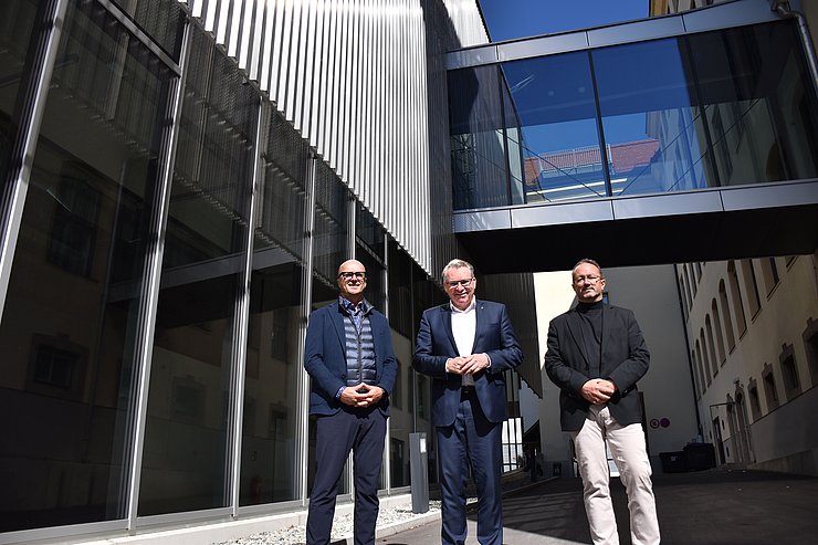 © Land Tirol/Pölzl Gruppenfoto vor der neuen Werkstätte