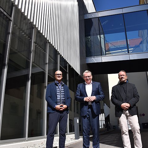 Gruppenfoto vor der neuen Werkstätte