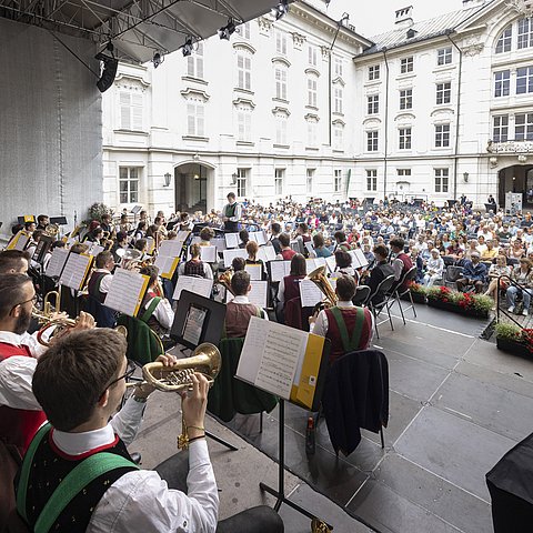 MusikerInnen auf Bühne - Blick auf Publikum