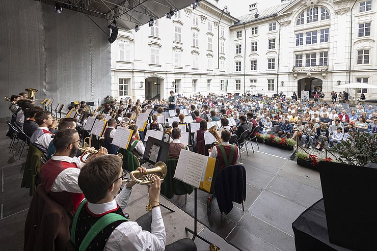 © Land Tirol/Die Fotografen MusikerInnen auf Bühne - Blick auf Publikum