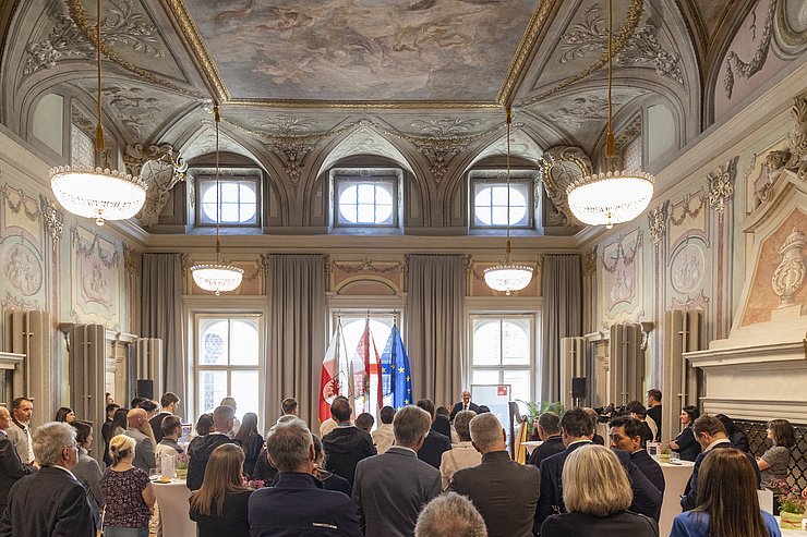 Zwei Menschen beim Erstellen eines Selfies.