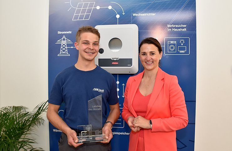 © Land Tirol/Gerzabek Arbeits- und Jugendlandesrätin Astrid Mair gratulierte Mathias Mariner zum "Lehrling des Monats April 2025" im Betrieb in Lienz.