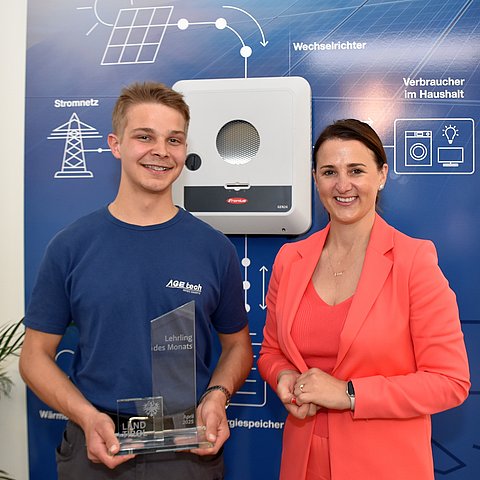 Arbeits- und Jugendlandesrätin Astrid Mair gratulierte Mathias Mariner zum "Lehrling des Monats April 2025" im Betrieb in Lienz.