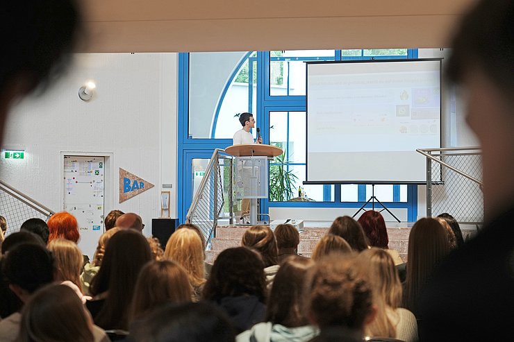 In seinem Impulsvortrag zeigte Intensivpfleger Matthias Baumgartner die Auswirkungen von Social Media auf das Selbstbild und Selbstwertgefühl auf. 