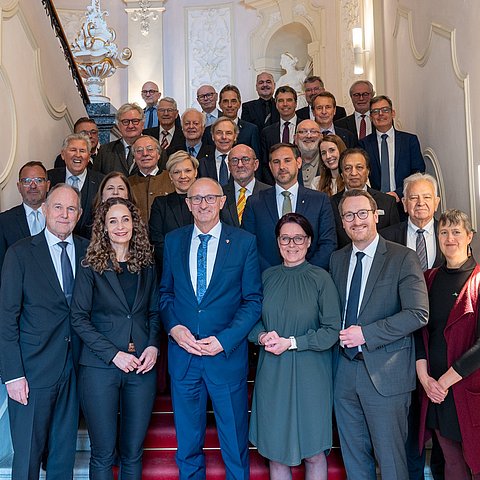 Vor Kurzem fand im Landhaus der Neujahrsempfang für die Tiroler Honorarkonsulinnen und Honorarkonsuln statt (in der ersten Reihe v. l.: CCTV-Präsident Franz Pegger, LRin Eva Pawlata, LH Anton Mattle, LTPin Sonja Ledl-Rossmann, LHStv Philip Wohlgemuth).