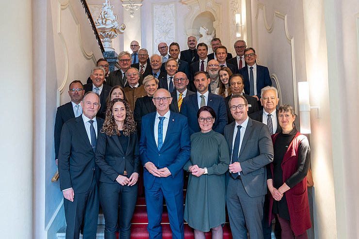 Vor Kurzem fand im Landhaus der Neujahrsempfang für die Tiroler Honorarkonsulinnen und Honorarkonsuln statt (in der ersten Reihe v. l.: CCTV-Präsident Franz Pegger, LRin Eva Pawlata, LH Anton Mattle, LTPin Sonja Ledl-Rossmann, LHStv Philip Wohlgemuth).
