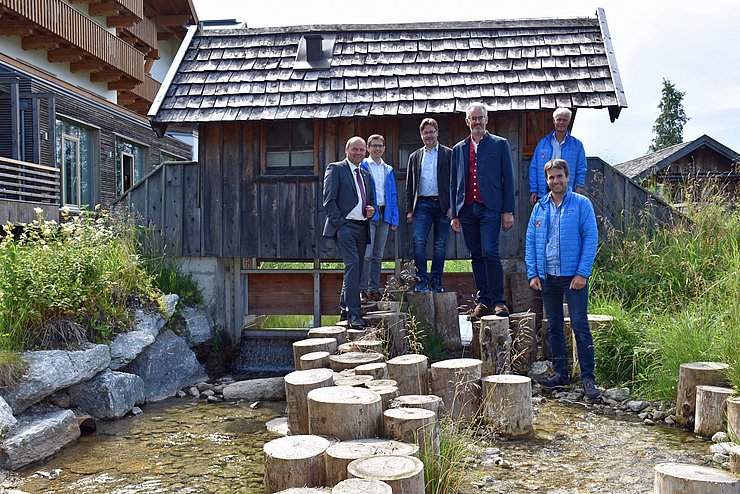 Gruppenfoto auf Baumpflöcken im Wildsee