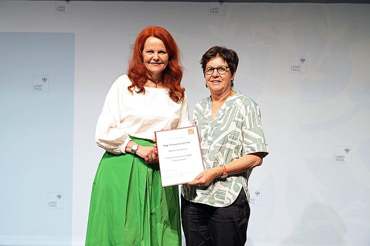 Foto mit Landesrätin Cornelia Hagele und Geehrten aus dem Bezirk Kitzbühel.