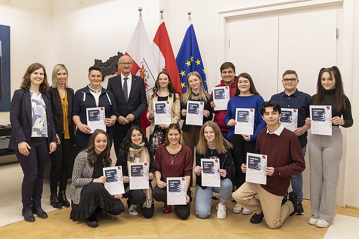 Gruppenfoto beim "Lehrlings-Welcome" mit LH Anton Mattle, Ruth Klapfer (1.v.li., stellvertretende Vorständin Abteilung Organisation und Personal) und Lehrlingsbeauftragte Manuela Kirchmair (2.v.li.) - im Vorfeld überreichte LH Anton Mattle den neuen Lehrlingen eine "Willkommens-Urkunde". 