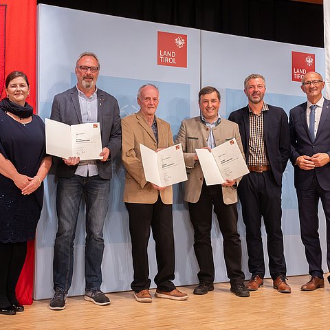 Gruppenfoto der Geehrten aus Sillian mit Olga Reisner, Anton Mattle und Franz Schneider