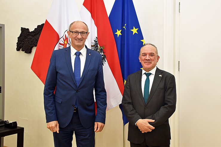 © Land Tirol/Huldschiner LH Mattle und der israelische Botschafter Rodgold (rechts) stehen im Büro im Landhaus in Innsbruck.