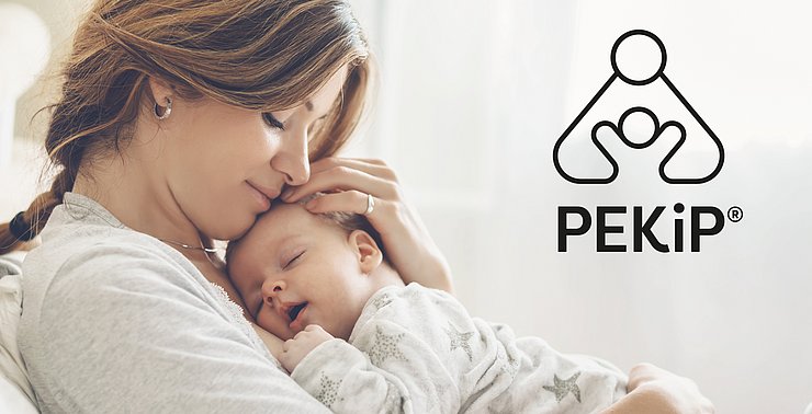 © Land Tirol/Shutterstock Mutter mit Kind auf dem Arm