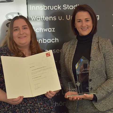 Arbeits- und Jugendlandesrätin Astrid Mair gratuliert Maria Reiter zum "Lehrling des Monats Februar 2023".