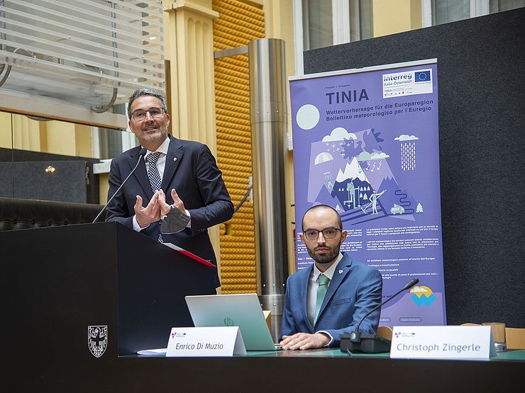 © Landespresseagentur Südtirol/Fabio Brucculeri LH Kompatscher spricht am Rednerpult