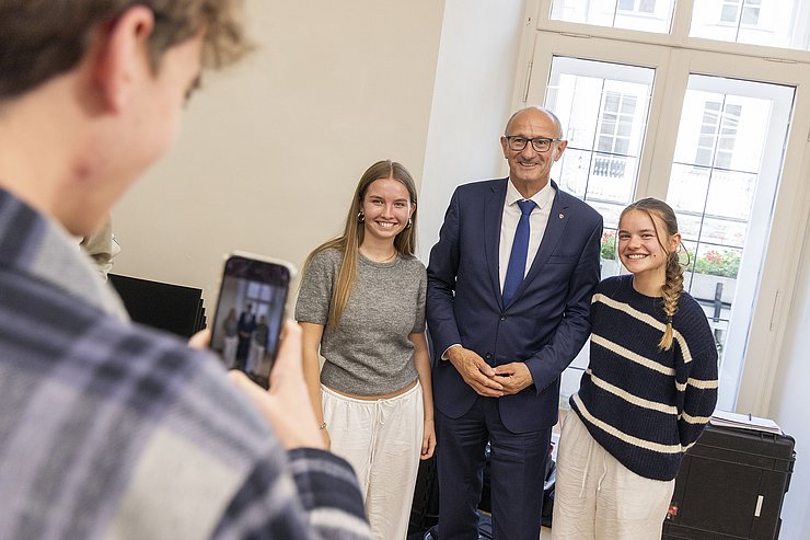 © Land Tirol/Die Fotografen LH Mattle mit zwei Schülerinnen der Klasse.