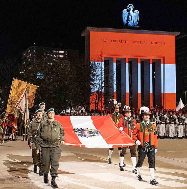 © Land Tirol/Die Fotografen Impression vom Großen Zapfenstreich am Landhausplatz.