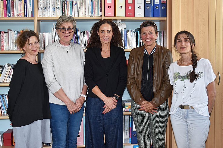 Gruppenfoto vor Bücherwand